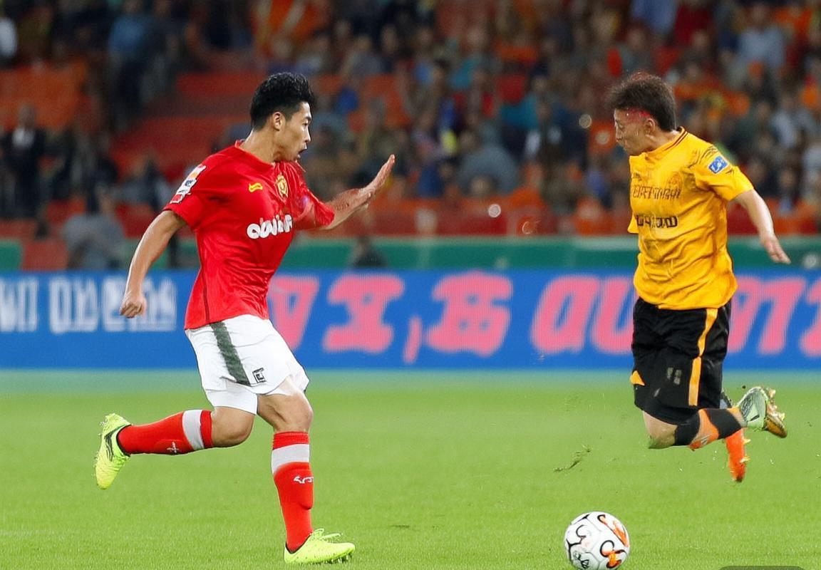 中超巅峰对决：国安与山东激战正酣，悬念迭起！(图4)